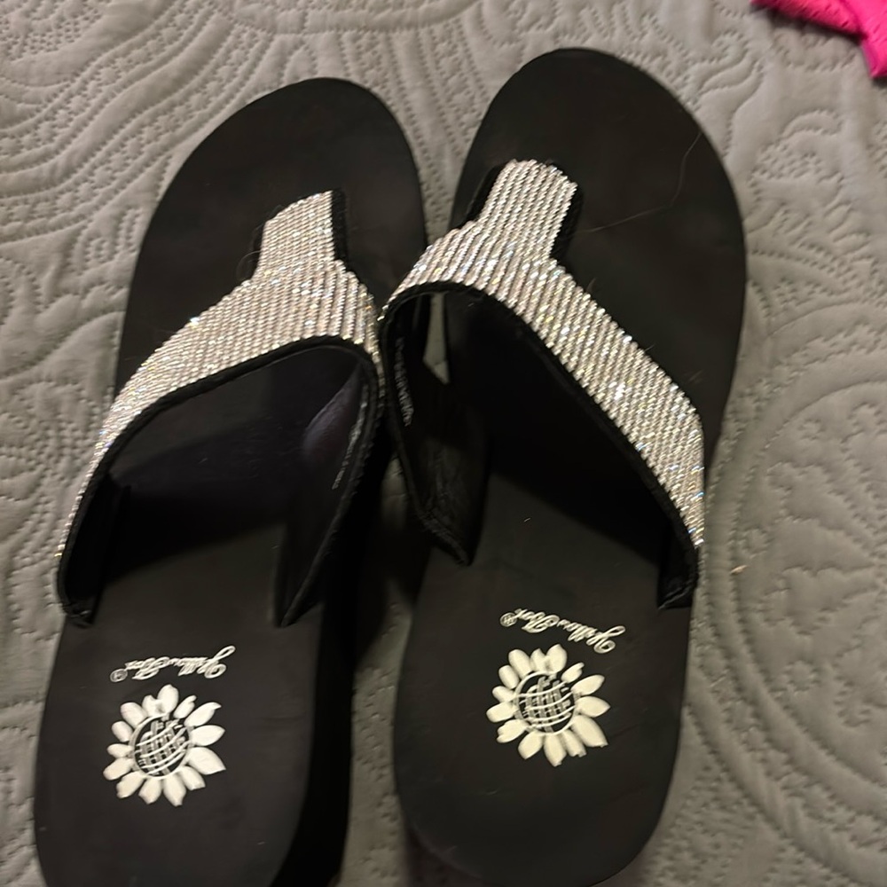 Excellent condition bling sandals 
Yellow box
Size 8 1/2